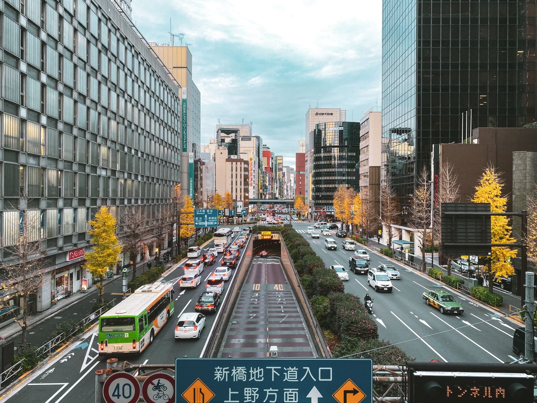 Jesienny widok na ruchliwe ulice centrum Tokio