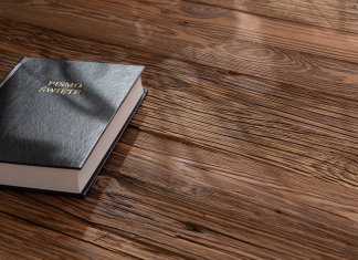 Wypełnianie szerokich szczelin między deskami podłogowymi: sznur czy masa? Polska Biblia na drewnianej, fakt